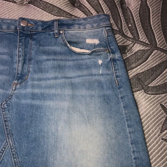 LOFT Frayed Denim Mini Skirt size 14 EXCELLENT - Picture 2 of 4